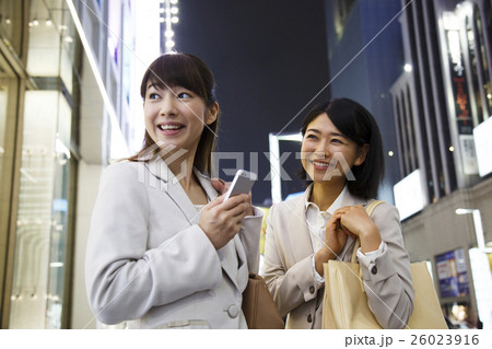 女性 友達 帰宅 若い女性 待ち合わせ 夜 友人 スマートフォン 仕事帰り ビジネス ショッピング 女性 友達 帰宅 若い女性 待ち合わせ 夜 友人 スマートフォン 仕事帰り ビジネス ショッピング 26023916