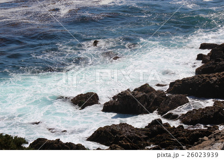 景色の良い道ベスト１０の内に選ばれたカーメルの町の２７キロのカリフォルニア一号線。太平洋の見える林 26023939