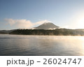 秋の阿寒湖、霧の朝に浮かぶ雄阿寒岳 26024747
