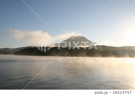 秋の阿寒湖、霧の朝に浮かぶ雄阿寒岳 秋の阿寒湖、霧の朝に浮かぶ雄阿寒岳 26024747