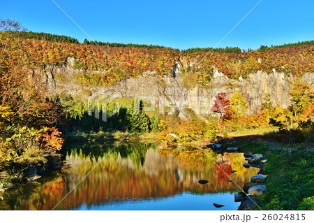 紅葉映える苗場山麓ジオパーク 津南見玉公園の秋の写真素材