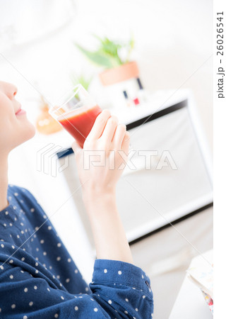 トマトジュース 女性 トマトジュース 女性 26026541