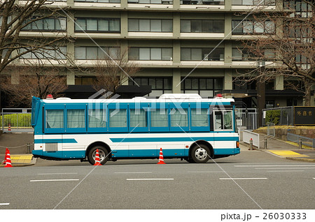 外務省前の警視庁機動隊人員輸送車 外務省前の警視庁機動隊人員輸送車 26030333
