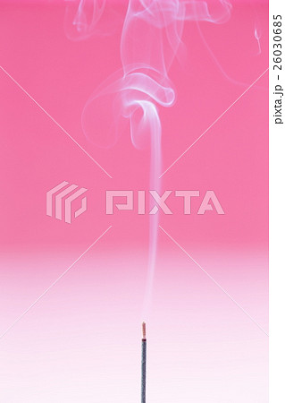 お線香の煙（春のお彼岸イメージ） 26030685