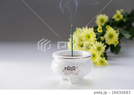 お線香と菊の花 お線香と菊の花 26030883