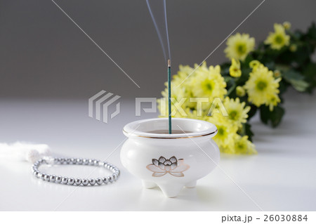 お線香と菊の花 お線香と菊の花 26030884