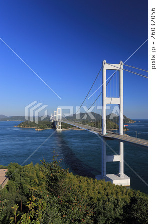 四国側から見る来島海峡大橋（手前が来島海峡第三大橋） 26032056