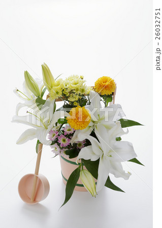 水桶と供花　お墓参りイメージ 26032751