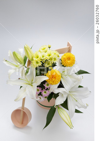 水桶と供花　お墓参りイメージ 26032760