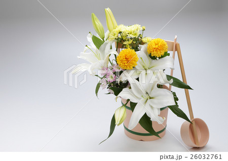 水桶と供花 お墓参りイメージ 水桶と供花 お墓参りイメージ 26032761