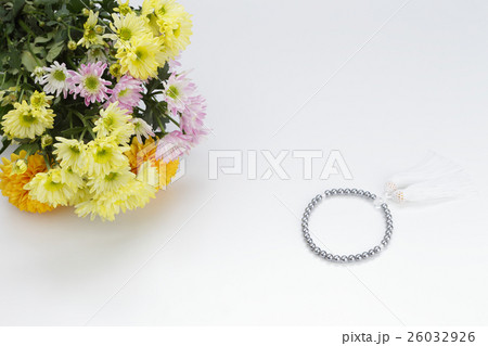 仏花と数珠 26032926