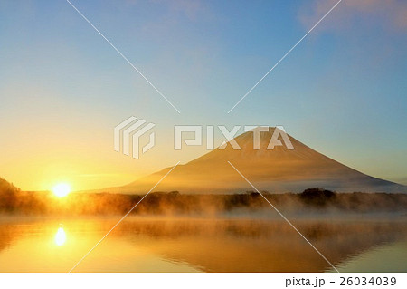 富士山と新年の初日の出 26034039