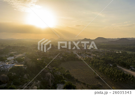 マタンガの丘よりハンピ古代遺跡群夕景 マタンガの丘よりハンピ古代遺跡群夕景 26035343