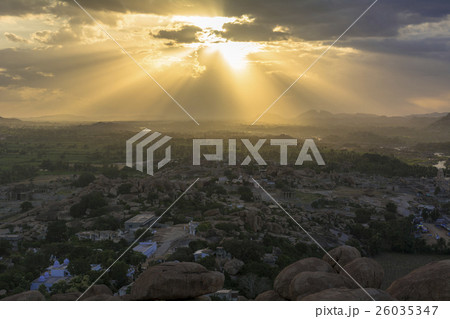 マタンガの丘よりハンピ古代遺跡群夕景 マタンガの丘よりハンピ古代遺跡群夕景 26035347