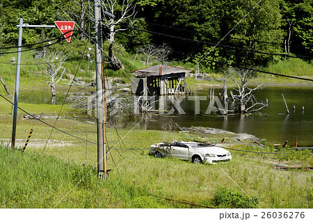 洞爺 西山山麓火口(乗り捨てられた車) 洞爺 西山山麓火口(乗り捨てられた車) 26036276