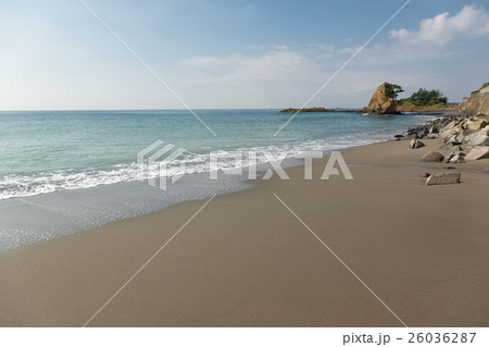 秋谷 立石海岸の砂浜 神奈川県横須賀市 の写真素材