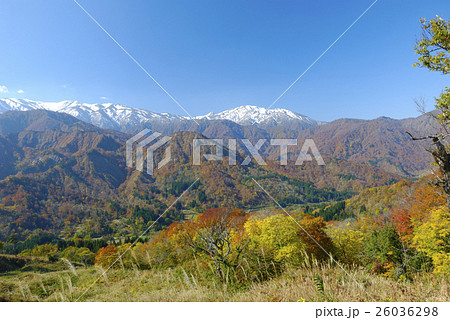 山形県小国町の樽口峠より見る紅葉と雪の飯豊連峰 山形県小国町の樽口峠より見る紅葉と雪の飯豊連峰 26036298