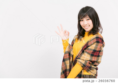 ポーズをとる女性 26036760
