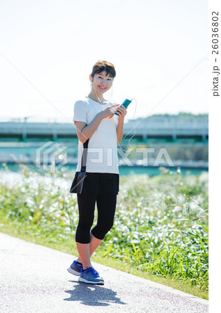 運動をする若い女性(スマホ) 運動をする若い女性(スマホ) 26036802