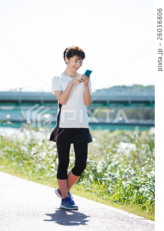 運動をする若い女性（スマホ） 26036806