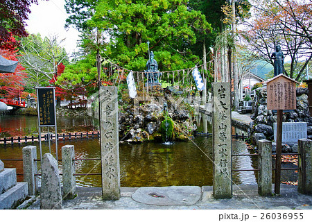 天川村　龍泉寺の紅葉 26036955