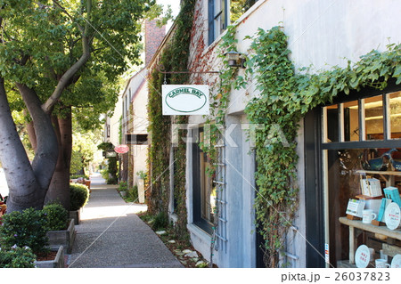 芸術が家多く住み80のギャラリーがある人口4000人の小さな町カーメル（カリフォルニア）の町並み 26037823