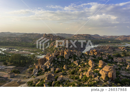 マタンガの丘よりハンピ古代遺跡群 26037988