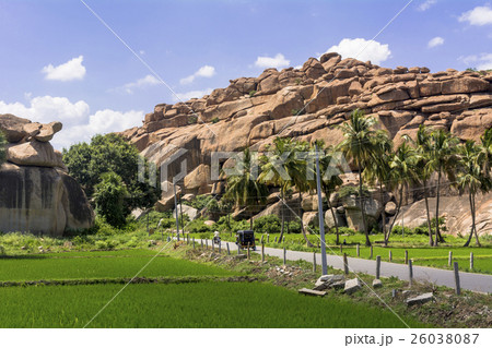 ハンピ村の巨石群 26038087