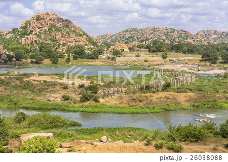 ハンピ村の巨石群 26038088