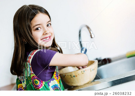 very cute kid doing crockery 26038232