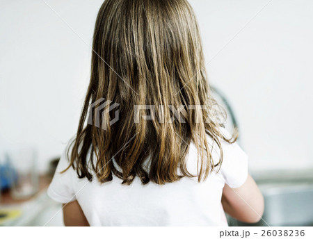Little girl with back turned 26038236