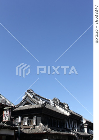 川越蔵造りの屋根と空 26038347