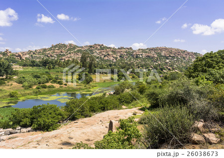 ハンピ村とトゥンガパトラー川 26038673