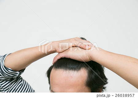男性　ヘアケアイメージ　白バック 26038957