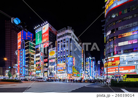 東京　新宿　歌舞伎町　中央通り入口の風景 26039014