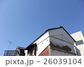 見上げると青い空 26039104
