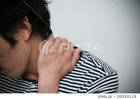 肩こりに悩む若い男性 肩こりに悩む若い男性 26039118