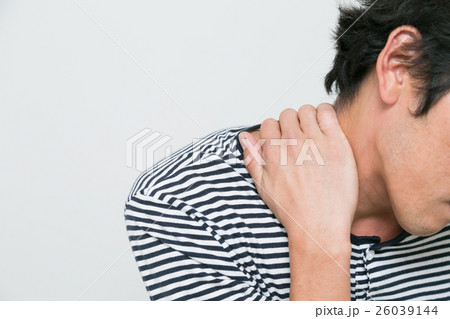 肩こりに悩む若い男性 肩こりに悩む若い男性 26039144
