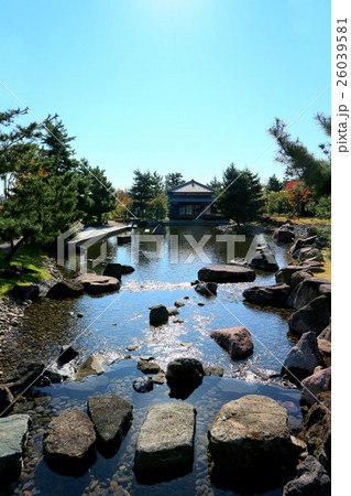 二子玉川公園、帰真園の池と旧清水家住宅書院(秋)東京都世田谷区 二子玉川公園、帰真園の池と旧清水家住宅書院(秋)東京都世田谷区 26039581