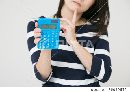 電卓を持つ女性　白バック 26039652