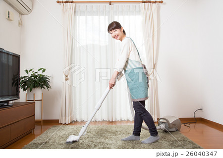 掃除機をかける若い女性 26040347