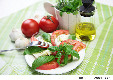 カプレーゼ 26041337