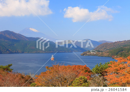紅葉の芦ノ湖と富士山 26041584