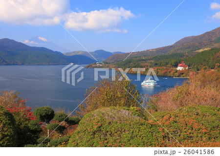 紅葉の芦ノ湖と富士山 26041586