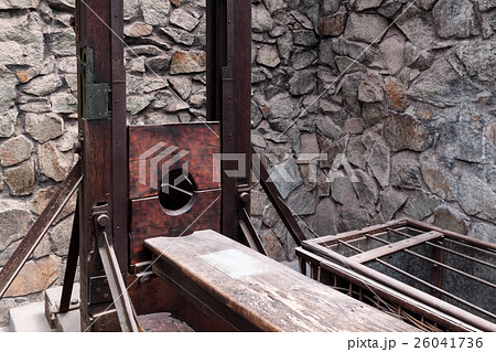 ベトナムのホーチミン市にある戦争証跡博物館に保存されているギロチン台 ベトナムのホーチミン市にある戦争証跡博物館に保存されているギロチン台 26041736