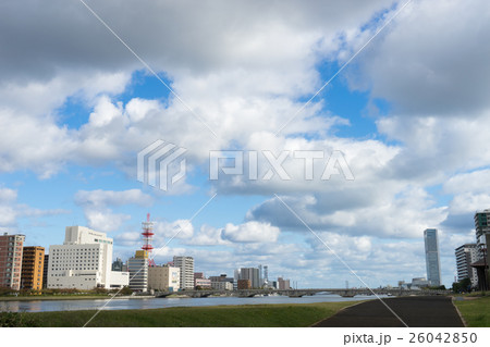 信濃川河川敷からの萬代橋と新潟の街並み風景 26042850