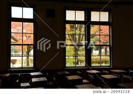 重要文化財　紅葉の旧松本高等学校の公開教室の風景 26043218