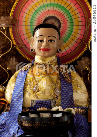 カンボジアのプノンペンにあるワット・プノンに祀られているペン夫人の像 カンボジアのプノンペンにあるワット・プノンに祀られているペン夫人の像 26046911