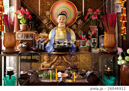 カンボジアのプノンペンにあるワット・プノンに祀られているペン夫人の像 カンボジアのプノンペンにあるワット・プノンに祀られているペン夫人の像 26046912