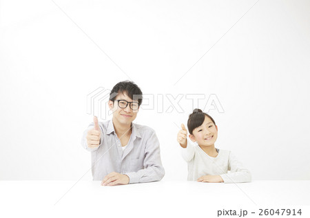 父娘　グッドサイン　バストアップ　白バック 26047914